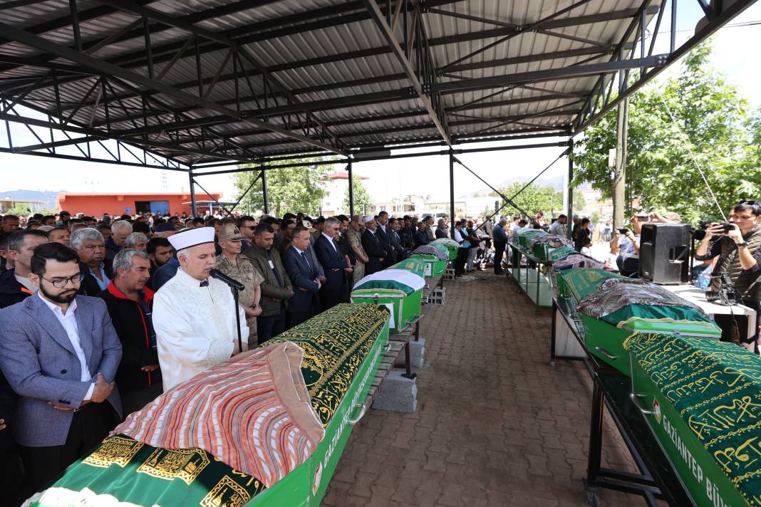 Gaziantep’ten yürek yakan fotoğraf! Yan yana toprağa verildiler 9